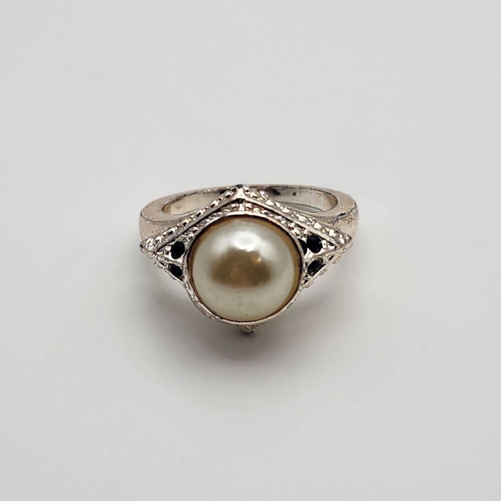 Vintage Avon NRT Faux Pearl & Black Rhinestone Ring (6) - Picture 5 of 8